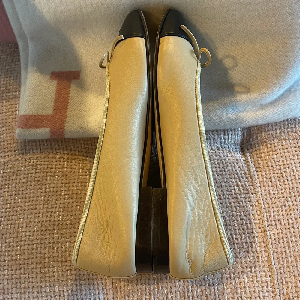CHANEL Two-Tone Beige and Black Classic Ballet Flats - Picture 4 of 5